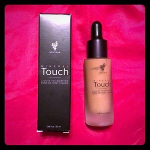 NWT- Younique Mineral Touch Foundation Chiffon